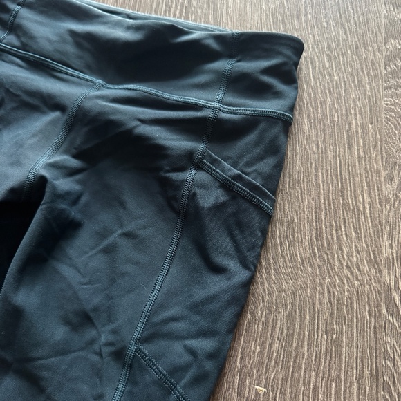 Lululemon Blue Reflective Crop Leggings – Size 6 - Picture 6 of 8